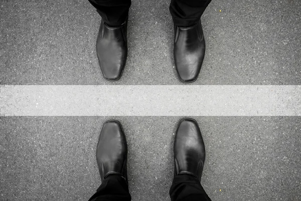 Two men standing at the white line — Stock Photo, Image