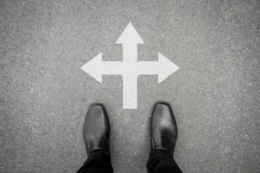 Siyah ayakkabılar çapraz yola ayakta