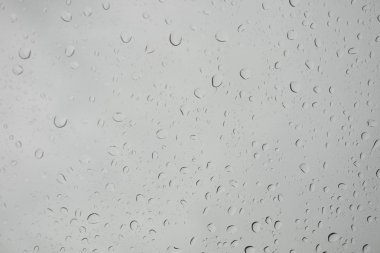 yağmur damlası penceresinde