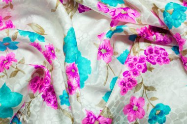 Çiçek desenli beyaz bez