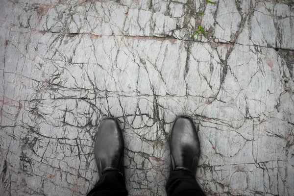 Chaussures noires debout sur le rocher — Photo