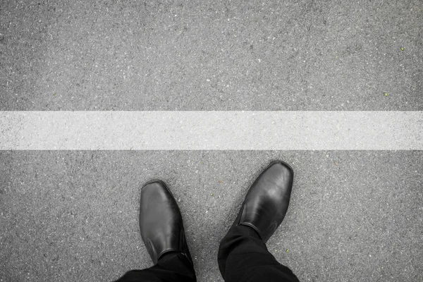 Chaussures noires debout devant la ligne blanche — Photo