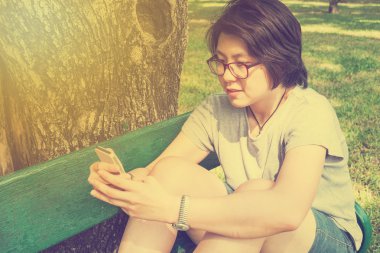 Asyalı kadın parkta - vintage etkisi Smartphone oyun