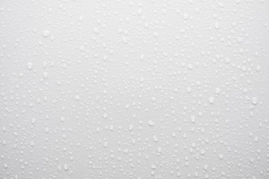 Beyaz yüzeyinde su damlası