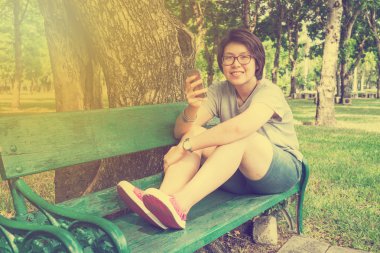 Asyalı kadın parkta - vintage etkisi Smartphone oyun