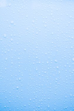 Mavi yüzeyindeki su damlası