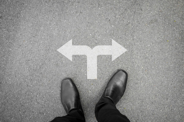 Черные туфли стоят на перекрестке
