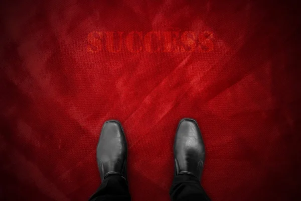 Černé boty na červeném koberci — Stock fotografie