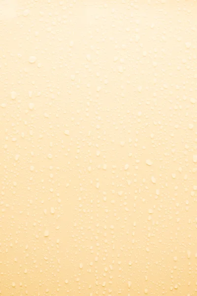 黄色の表面に水滴 — ストック写真