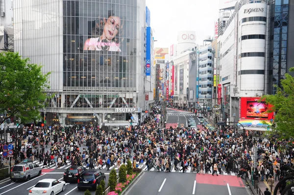 新宿で人々 の交差点の横断歩道の多く — ストック写真