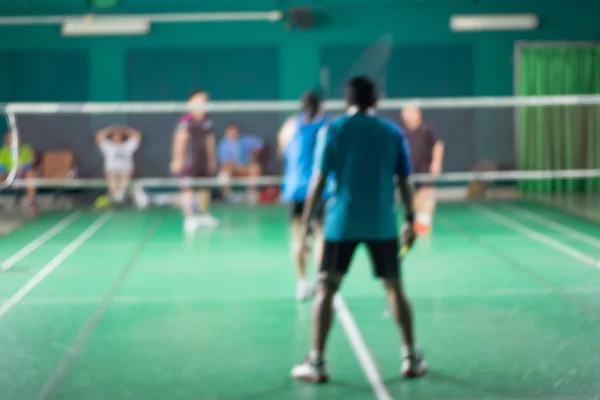 Čtyři lidé hrají badminton — Stock fotografie
