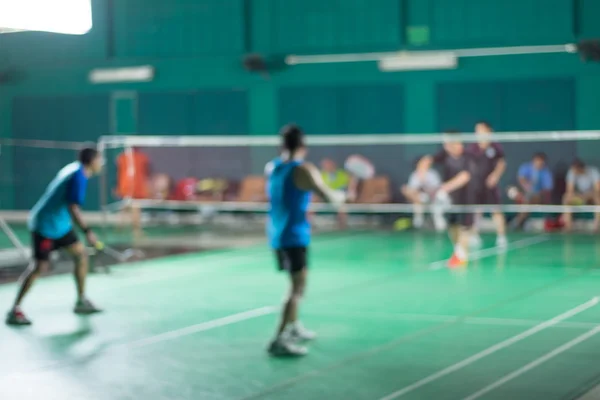 Čtyři lidé hrají badminton — Stock fotografie