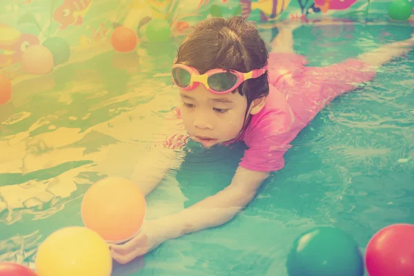 Дитяча дівчинка, що грає в басейні Кідді - вінтажний ефект — стокове фото