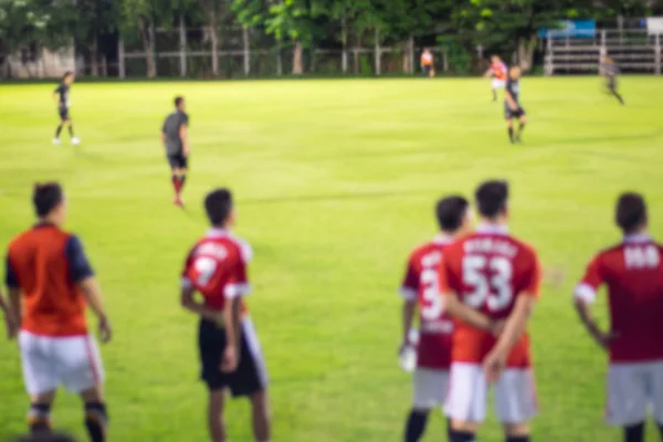 Jogadores substitutos de futebol assistindo sua equipe jogando — Fotografia de Stock