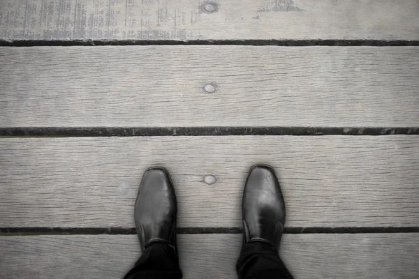 Scarpe nere in piedi sul pavimento — Foto Stock