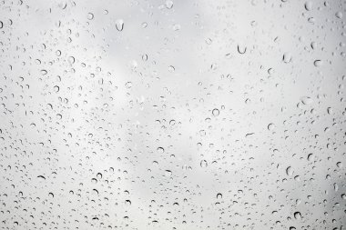 yağmur damlası penceresinde