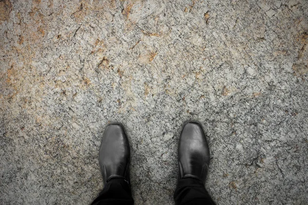 Svarta skor på berget — Stockfoto