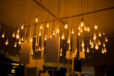 Asma tavanda lambalı