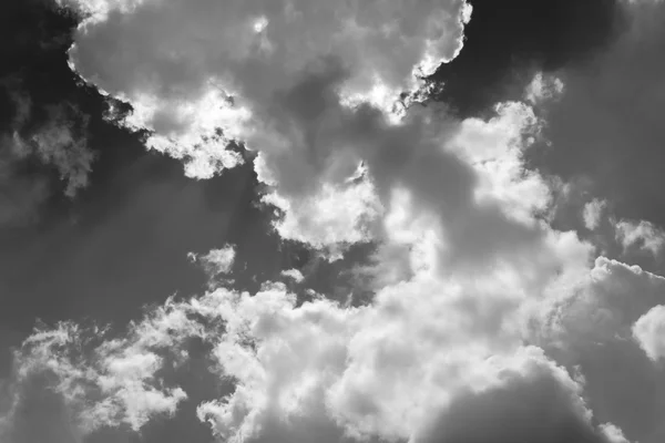 Céu bonito em preto e branco — Fotografia de Stock