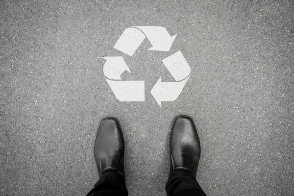 Black shoes standing in front of recycle symbol — Stock Photo, Image