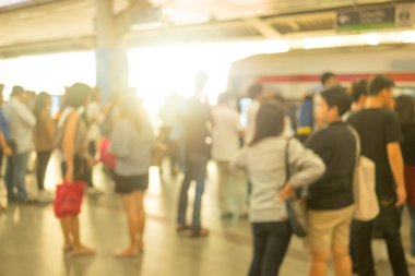 Tren için bekleyenler bulanıklık