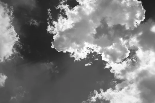 Beau ciel en noir et blanc — Photo