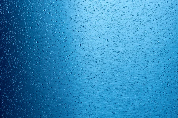 青い金属表面上の水滴 — ストック写真