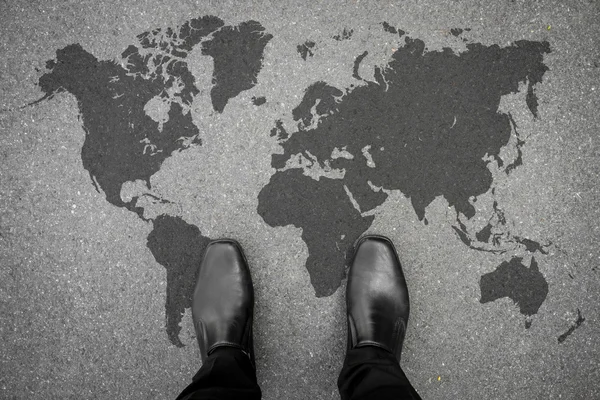 Dünya önünde siyah ayakkabılar duran — Stok fotoğraf