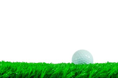 Çimlerin üzerinde golf topu