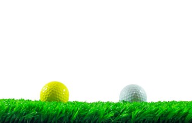 çimenlerin üzerinde golf topları