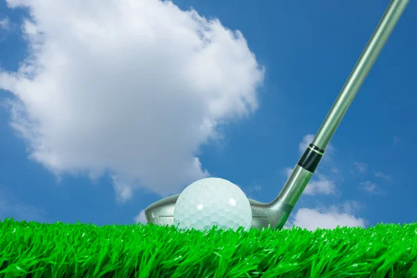 Golf ball and fairway wood on grass — Stock Photo, Image