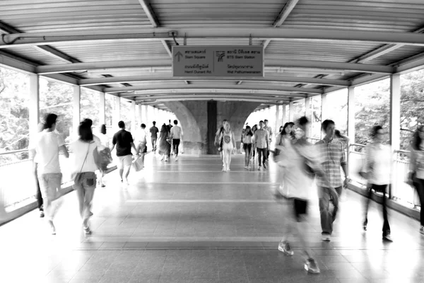 Pohyblivé lidi chodící - černý a bílý efekt rozostření — Stock fotografie