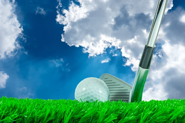 Golf topu ve demir kulübü — Stok fotoğraf