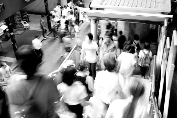 Moviendo gente borrosa caminando - efecto blanco y negro — Foto de Stock