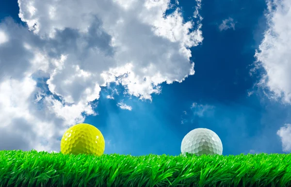 Golflabda a fű — Stock Fotó