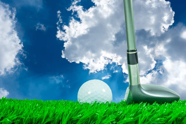 Bola de golfe e madeira fairway na grama — Fotografia de Stock