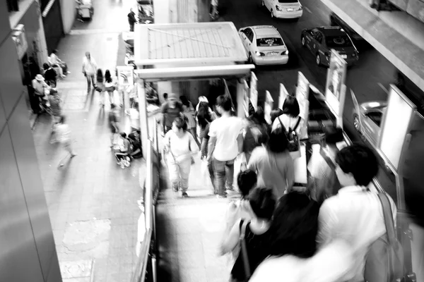 Moviendo gente borrosa caminando - efecto blanco y negro — Foto de Stock