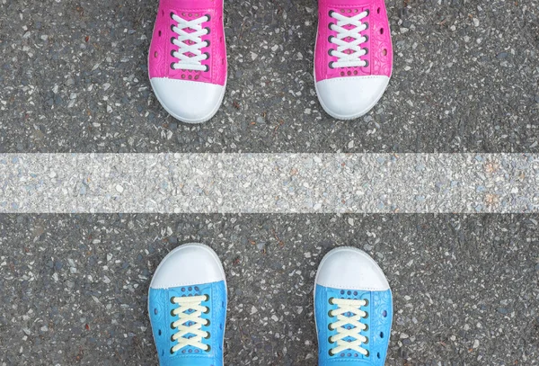 Blauwe schoenen en roze schoenen en witte lijn — Stockfoto