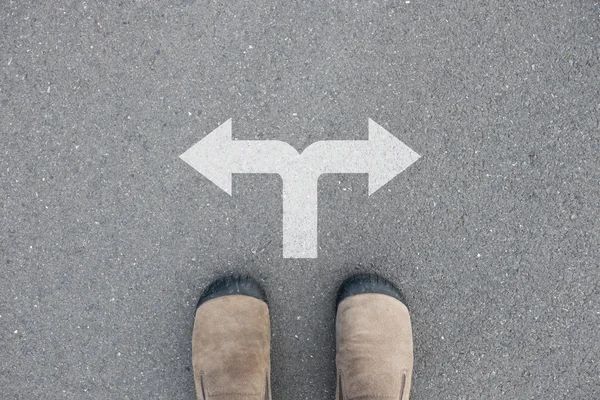 Shoes standing at the crossroad — Stock Photo, Image