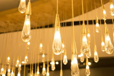 Asma tavanda lambalı