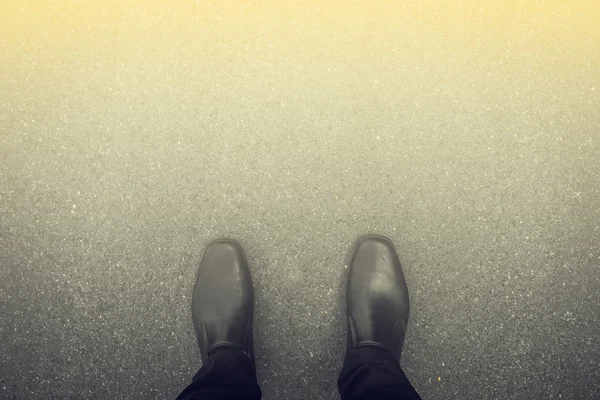 Chaussures noires debout sur le sol et lumière à l'avant — Photo