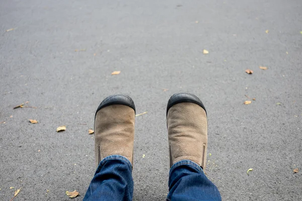Brązowe buty na asfalt Beton — Zdjęcie stockowe