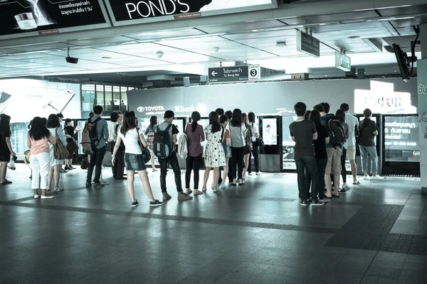 Personnes faisant la queue et attendant le train électrique — Photo