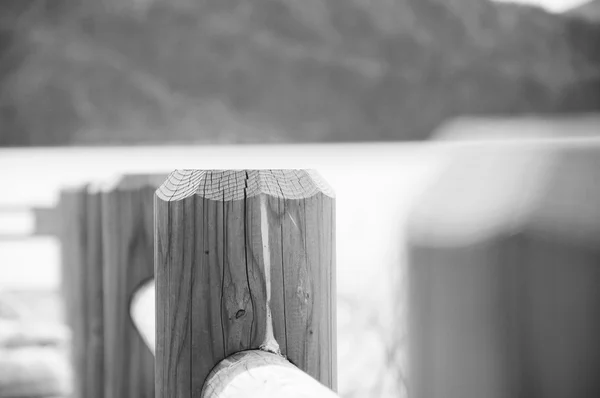 Klasszikus, fából készült kerítés - fekete-fehér — Stock Fotó