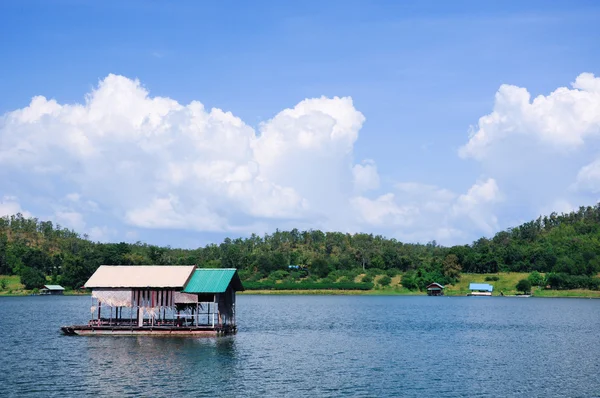 Houseboat, lake, moutain and sky in Thailand — Stock Photo, Image