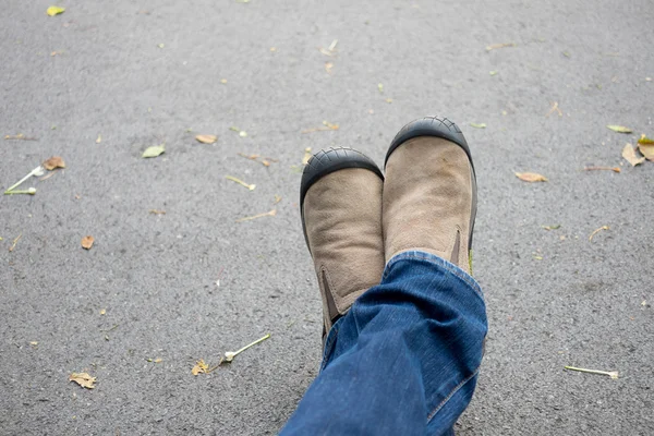 Chaussures marron sur sol en béton asphalté — Photo