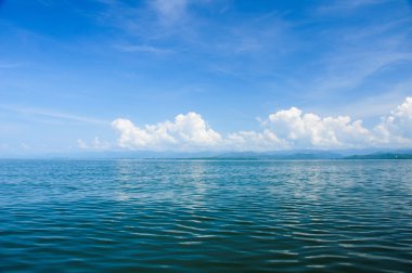 Göl dağ ve gökyüzü Tayland