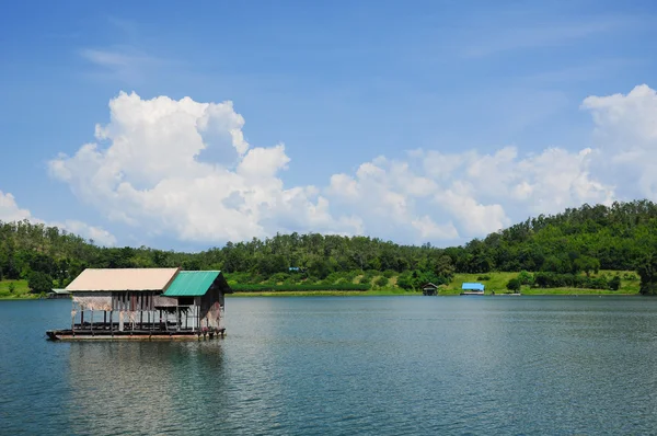 Woonboot, lake, Mountain en lucht in Thailand — Stockfoto