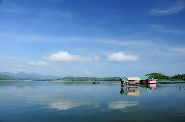 Casa flotante, lago, montaña y cielo en Tailandia — Foto de Stock