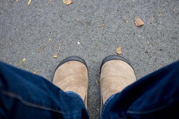 Sapatos de pé no chão — Fotografia de Stock